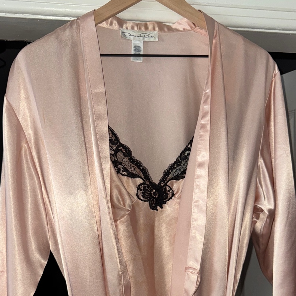 Oscar de la Renta Blush Satin Robe with Black Lace